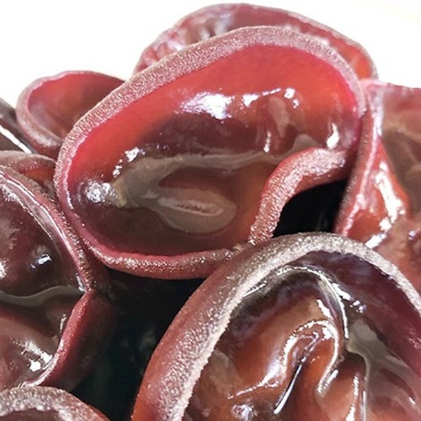 外国産のきくらげと全く異なる、当社が栽培するきくらげはぷりぷりとした食感が病みつきになります。